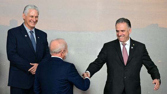 En la cumbre de los BRICS, el presidente Orsi saluda a su par brasileño ante la mirada del mandatario cubano, Miguel Díaz-Canel En la cumbre de los BRICS, el presidente Orsi saluda a su par brasileño ante la mirada del mandatario cubano, Miguel Díaz-Canel
