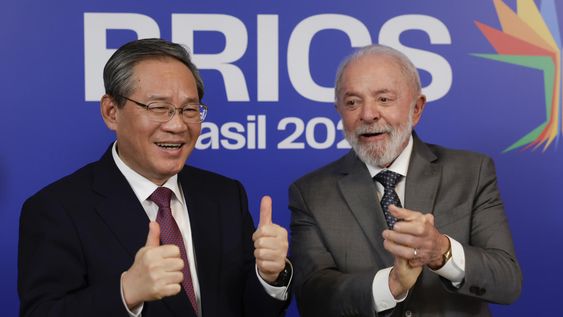 El presidente de Brasil Luiz Inácio Lula da Silva (d), posa con el primer ministro chino Li Qiang, durante una reunión este sábado en el Fuerte de Copacabana en Río de Janeiro El presidente de Brasil Luiz Inácio Lula da Silva (d), posa con el primer ministro chino Li Qiang, durante una reunión este sábado en el Fuerte de Copacabana en Río de Janeiro