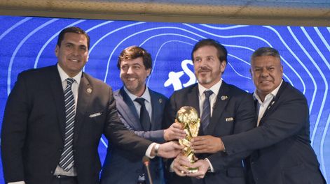 Robert Harrison, Ignacio Alonso, Alejandro Domínguez y Claudio Tapia tras anunciar la organización en Sudámerica de partidos inaugurales del Mundial 2030. AFP