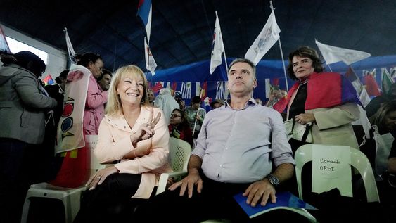 Carolina Cosse y Yamandú Orsi durante el acto del Frente Amplio en Progreso, Canelones, el 15 de junio Carolina Cosse y Yamandú Orsi durante el acto del Frente Amplio en Progreso, Canelones, el 15 de junio