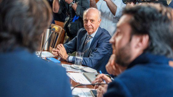 Javier García durante la reunión del Directorio del Partido Nacional para tratar el caso Cardama, en la Casa del Partido Nacional en Montevideo. Javier García durante la reunión del Directorio del Partido Nacional para tratar el caso Cardama, en la Casa del Partido Nacional en Montevideo.