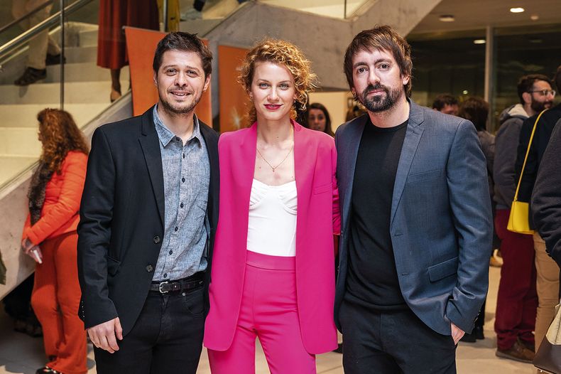 Actores Chepe Irisity y Daryna Butrik con productor y director Juan Manuel Solé