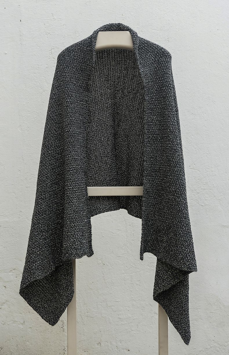 Ruana unisex de alpaca de Paula Martini, 210 dólares, en Bajo el Alma-Taller