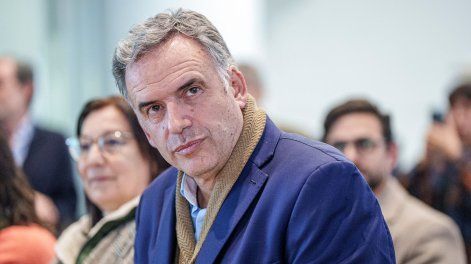 Yamandú Orsi&nbsp;en el edificio central de la ANEP en Montevideo.