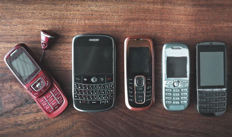 Teléfonos celulares tontos: un movimiento contracultural cuestiona el lugar que se les da a los smartphones