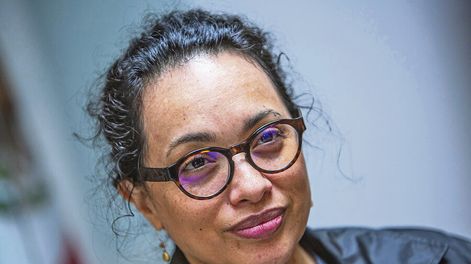 Búsqueda | Amanda de la Garza durante la entrevista con Búsqueda. Fotos: Mauricio Zina / adhocFOTOS