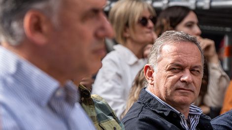 Yamandú Orsi y Álvaro Delgado en el acto por el Día Internacional de los Trabajadores.