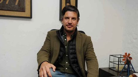 El rematador y consignatario Alejandro Zambrano, director de Zambrano & Cía, en el stand en la Expo Rural del Prado