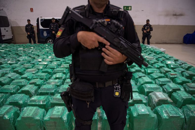 Un agente de la Policía Nacional de España custodia un cargamento de cocaína proveniente de Sudamérica e incautado en Algeciras, uno de los puertos donde, según la Justicia de Estados Unidos, operaba Sebastián Marset.