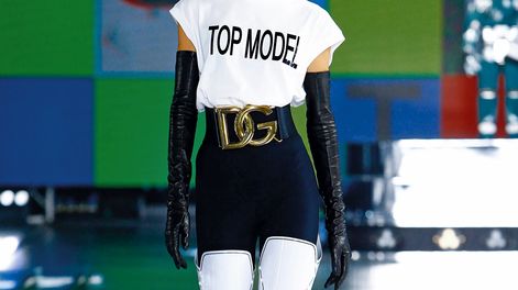 Búsqueda | Melany Rivero debutó en la Semana de la Moda de Milán para Dolce & Gabbana cuya colección está inspirada en lo digital y la inteligencia artificial, pero sin dejar de lado su origen en los 90