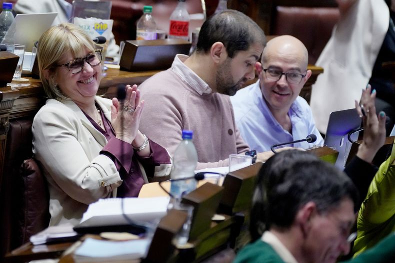 La ministra de Salud Pública, Cristina Lustemberg, junto a Rodrigo Márquez, director general de Secretaría de la cartera, y Álvaro Danza, presidente de ASSE, durante una reciente interpelación.