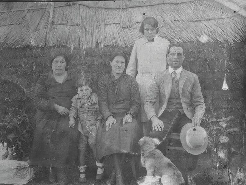 El niño Aranzazú Natividad Cenández retratado junto a su abuela de sangre charrúa, su abuelo y sus heramanas. Fotos: Gentileza Archivo de la Memoria Charrúa
