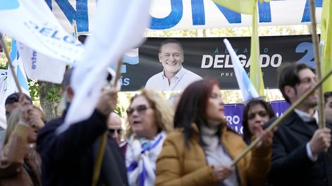 Durante el acto conjunto de Álvaro Delgado con todas las agrupaciones de Uruguay Para Adelante en la plaza Matriz de Montevideo.