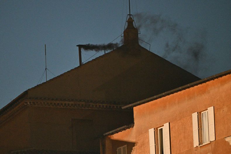 Esta fotografía muestra humo negro saliendo de la chimenea de la Capilla Sixtina, lo que indica que los cardenales no lograron elegir un nuevo papa en la primera votación de su cónclave en el Vaticano el 7 de mayo de 2025
