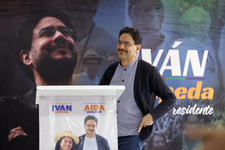 El candidato a la Presidencia de Colombia del partido Pacto Histórico Iván Cepeda llega para participar durante una rueda de prensa este lunes 1 de junio de 2026, en Bogotá (Colombia).