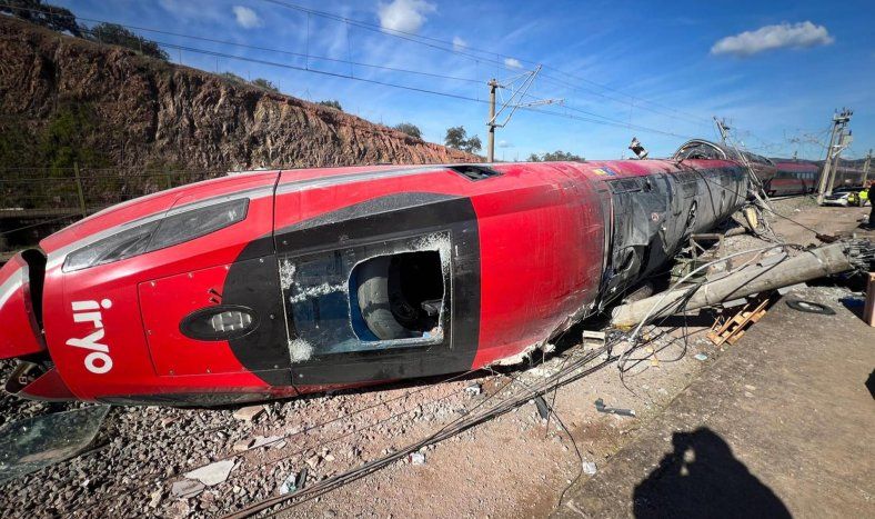 Vista del tren Iryo que descarriló ayer e impactó contra un Alvia, dejando al menos 40 víctimas mortales.