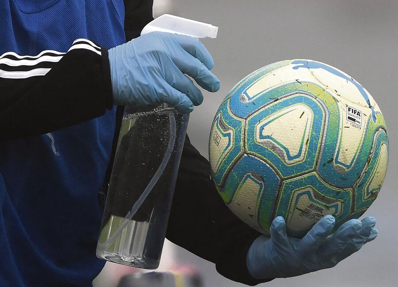 Una pelota es limpiada durante un clásico entre Nacional y Peñarol por el Campeonato Uruguayo. Foto: Pablo Porciúncula / AFP