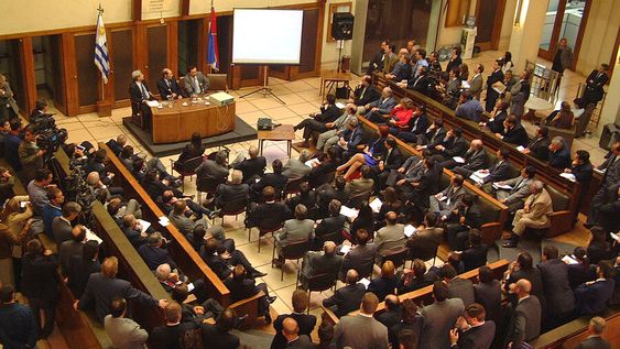 El ministro Atchugarry y el presidente del Banco Central, presentando la propuesta de canje en la Bolsa de Montevideo. Foto: Presidencia