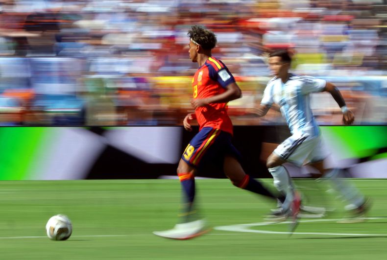 Lamine Yamal de España en acción durante la final de la Copa Mundial de la FIFA 2026.