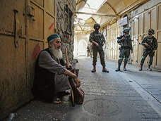 Soldados israelíes patrullando las calles de Hebrón, Cisjordania. Soldados israelíes patrullando las calles de Hebrón, Cisjordania.