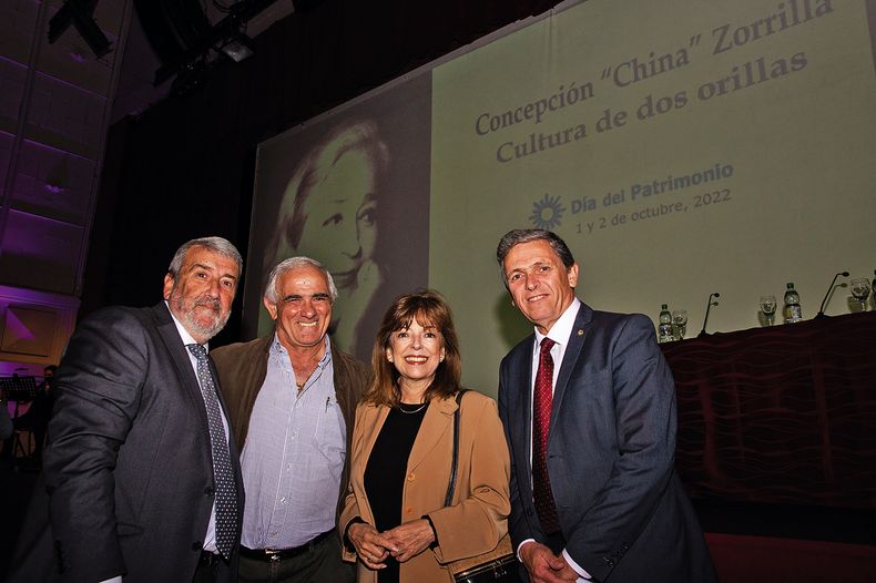 Baltasar Ketchedjian y Jorge Pozzi, del Correo Uruguayo, con la subsecretaria de Educación Ana Ribeiro y el presidente del Correo Uruguayo Rafael Navarrine