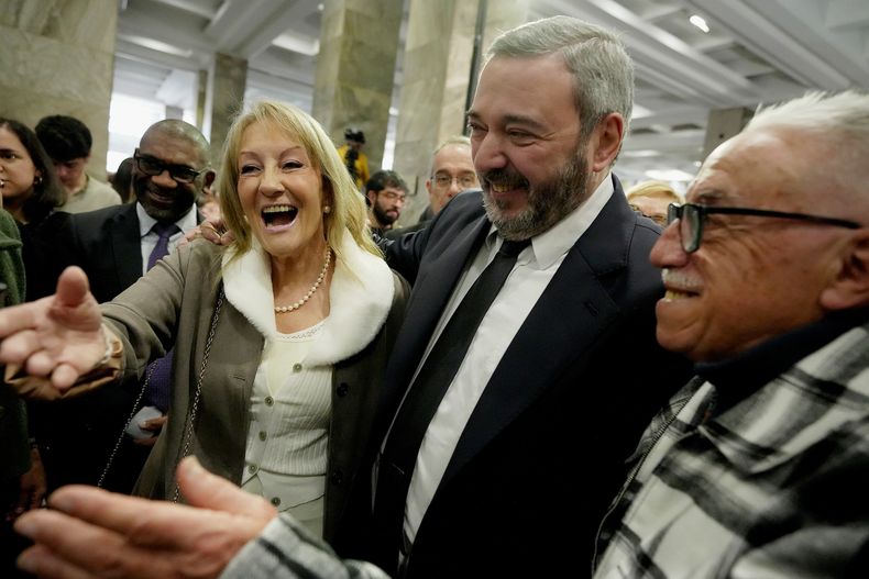 Mario Bergara, durante su asunción como intendente de Montevideo, acompañado por la exintendenta Carolina Cosse, en el atrio de la Intendencia