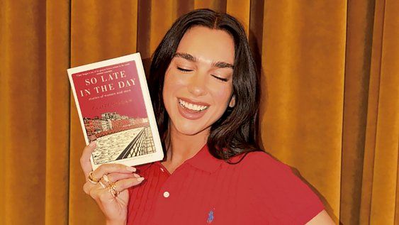 Para seguir las recomendaciones de Dua Lipa basta con suscribirse a su boletín, en la web service95.com, o seguir en Instagram (@service95bookclub) o YouTube (@service95).