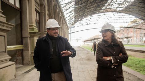 El secretario de la Presidencia y la ministra de Transporte, en una recorrida por la Estación Central, este 22 de mayo.