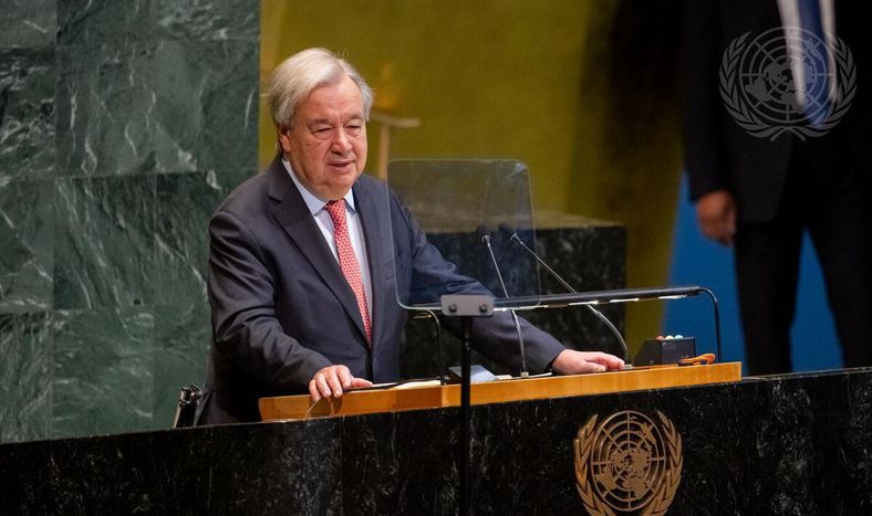 Fotografía cedida por la ONU donde aparece su secretario general, António Guterres, hablando en la sesión conmemorativa de la Asamblea General para marcar la abolición de la esclavitud y la trata transatlántica de esclavos este miércoles en la sede del organismo internacional en Nueva York.