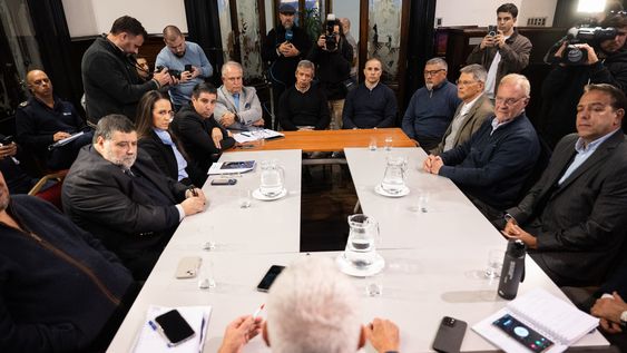 Carlos Negro, de espaldas, durante la reunión en el Ministerio del Interior con algunos de los principales dirigentes del fútbol uruguayo Carlos Negro, de espaldas, durante la reunión en el Ministerio del Interior con algunos de los principales dirigentes del fútbol uruguayo