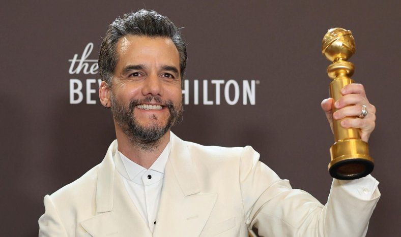 El actor brasileño Wagner Moura posa tras ganar el Globo de Oro a mejor actor en película de drama por su interpretación en El Agente Secreto este domingo, en el Hotel Beverly Hilton en Los Ángeles (Ca, EE.UU.).