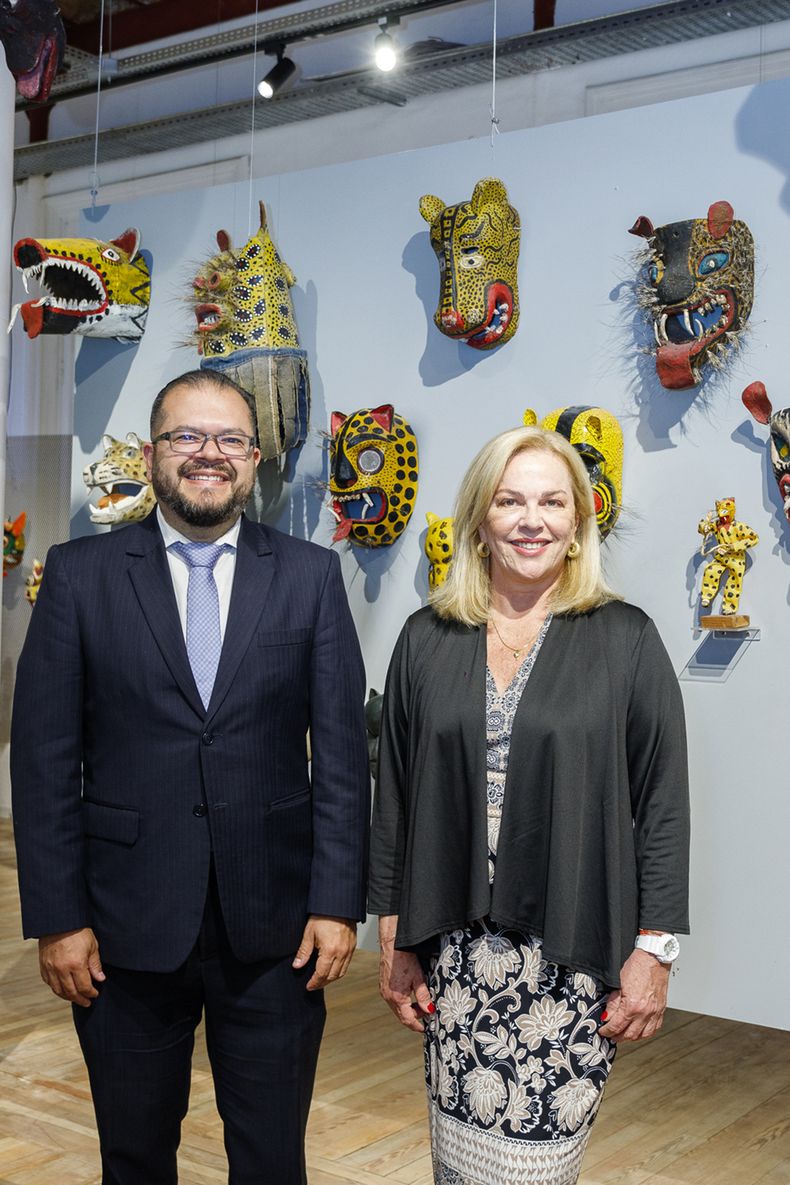 Ministro consejero de Guatemala Edgar Herrera de León junto a la embajadora de Ecuador Isabel Wagner