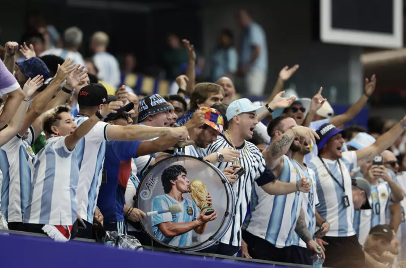 Aficionados alientan a Argentina con un bombo con la imagen de Maradona en el partido ante Austria en Arlington el 22 de junio de 2026.