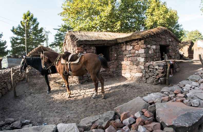 El Refugio de los Gauchos se centró en la reconstrucción de la casa de José Gervasio Artigas y su pareja, Melchora Cuenca. Esta réplica llevó 27 días de trabajo, 11 camiones de piedra y la mano de obra de tres personas. Foto: Adrián Echeverriaga.