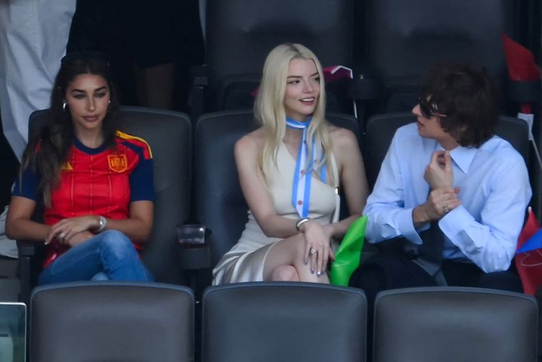 La actriz Anya Taylor-Joy (C) y su esposo, el músico Malcolm McRae (D), durante la final del Mundial de Fútbol de 2026 entre España y Argentina.