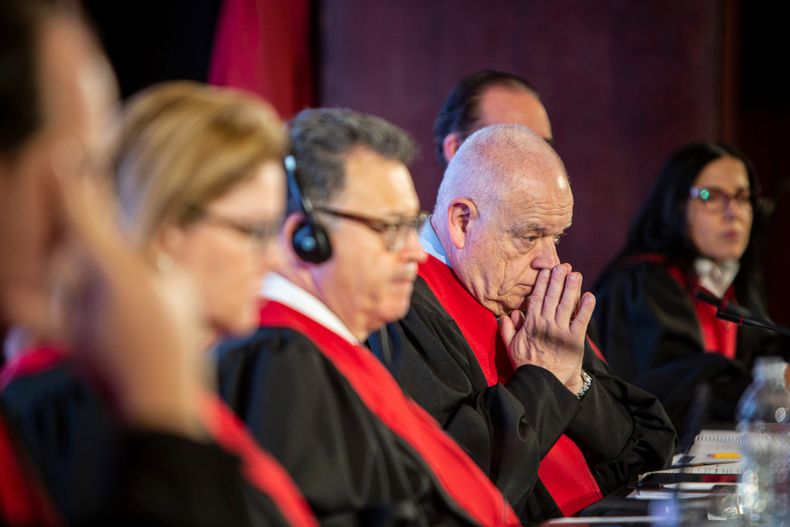 El juez Ricardo Pérez Manrique en sesión de la Corte Interamericana de Derechos Humanos por el caso Asociación Civil Memoria Activa versus Argentina en el edificio del Mercosur en Montevideo, en el año 2022.