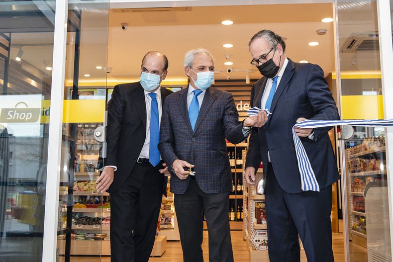 El CEO de Grupo DISA José Carceller, el CEO de DISA Uruguay Arístides Bonilla y el presidente de Grupo DISA Demetrio Carceller protagonizaron el corte de cinta inaugural.