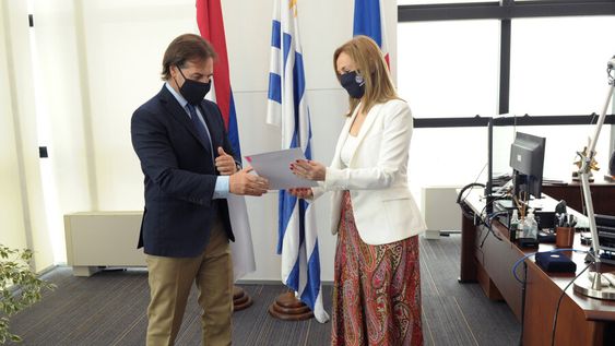 Momento en que el presidente Luis Lacalle Pou entrega las cartas credenciales a la nueva embajadora de Uruguay en España, Ana Teresa Ayala. Foto: Presidencia.