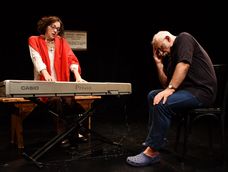 Leo Maslíah y Lorena Rizzo en La clase de piano.