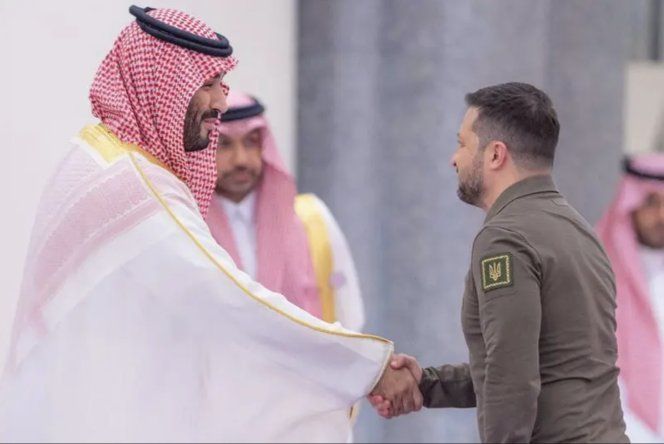 Mohammed Bin Salman saluda a Volodimir Zelenski.