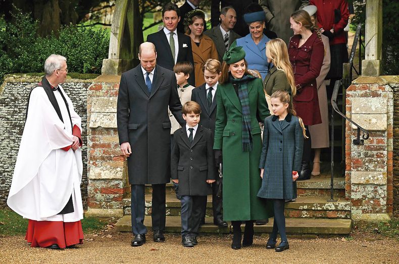 Fiel a su estilo y elegancia, Kate Middleton, asistió a la misa navideña con un abrigo verde de lana diseñado por Sarah Burton para Alexander McQueen, una de sus firmas favoritas