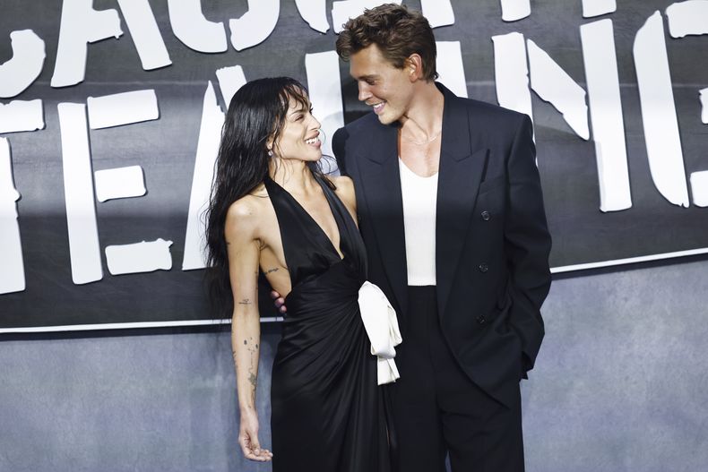 Los protagonistas de Caught Stealing, Zoë Kravitz y Austin Butler, asistieron a la première londinense combinados en blanco y negro.