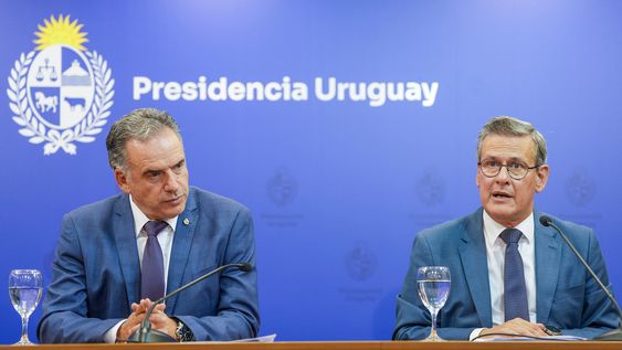Presidente Yamandú Orsi y prosecretario Jorge Díaz durante el anuncio de la rescisión del contrato con Cardama. Presidente Yamandú Orsi y prosecretario Jorge Díaz durante el anuncio de la rescisión del contrato con Cardama.
