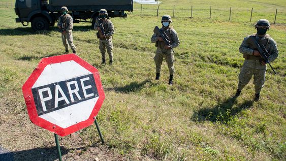Los militares tienen un radio de acción delimitado en las fronteras y menos potestades de actuación que la Policía. Los militares tienen un radio de acción delimitado en las fronteras y menos potestades de actuación que la Policía.