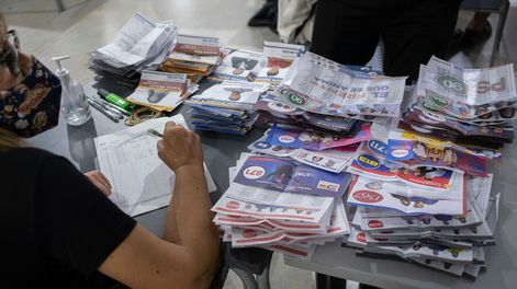 Escrutinio de votos de las elecciones internas del Frente Amplio, en la Huella de Seregni. Foto: Pablo Vignali / adhocFOTOS