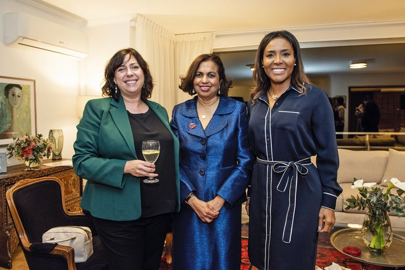 La embajadora británica Faye O’Connor con la encargada de Negocios de la Embajada de Panamá Luz Divina Arredondo y la embajadora de Colombia Carmen Inés Vásquez