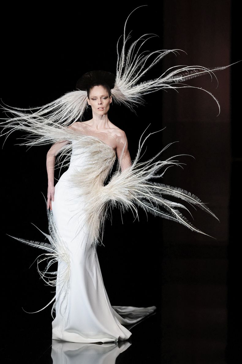 Una de las colecciones más impactantes de la Fashion Week París fue la del diseñador francés Stephane Rolland, junto a la supermodelo canadiense Coco Rocha