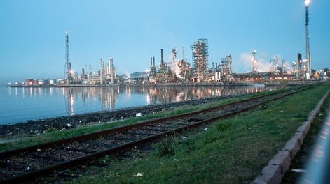 La característica antorcha de la planta de Ancap en La Teja. Foto: Ricardo Antúnez, adhocFOTOS