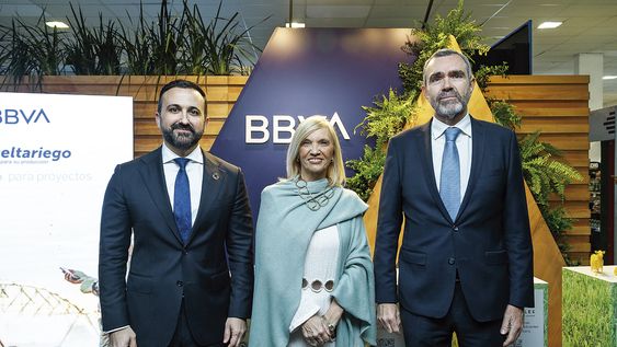 Embajador de España Santiago Jiménez, vicepresidenta de la República Beatriz Argimón y presidente de la Cámara Española de Comercio y presidente del Banco BBVA Alberto Charro Embajador de España Santiago Jiménez, vicepresidenta de la República Beatriz Argimón y presidente de la Cámara Española de Comercio y presidente del Banco BBVA Alberto Charro