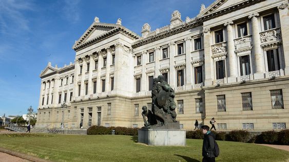 Fachada del Palacio Legislativo. Foto: Santiago Mazzarovich / adhocFOTOS. Fachada del Palacio Legislativo. Foto: Santiago Mazzarovich / adhocFOTOS.